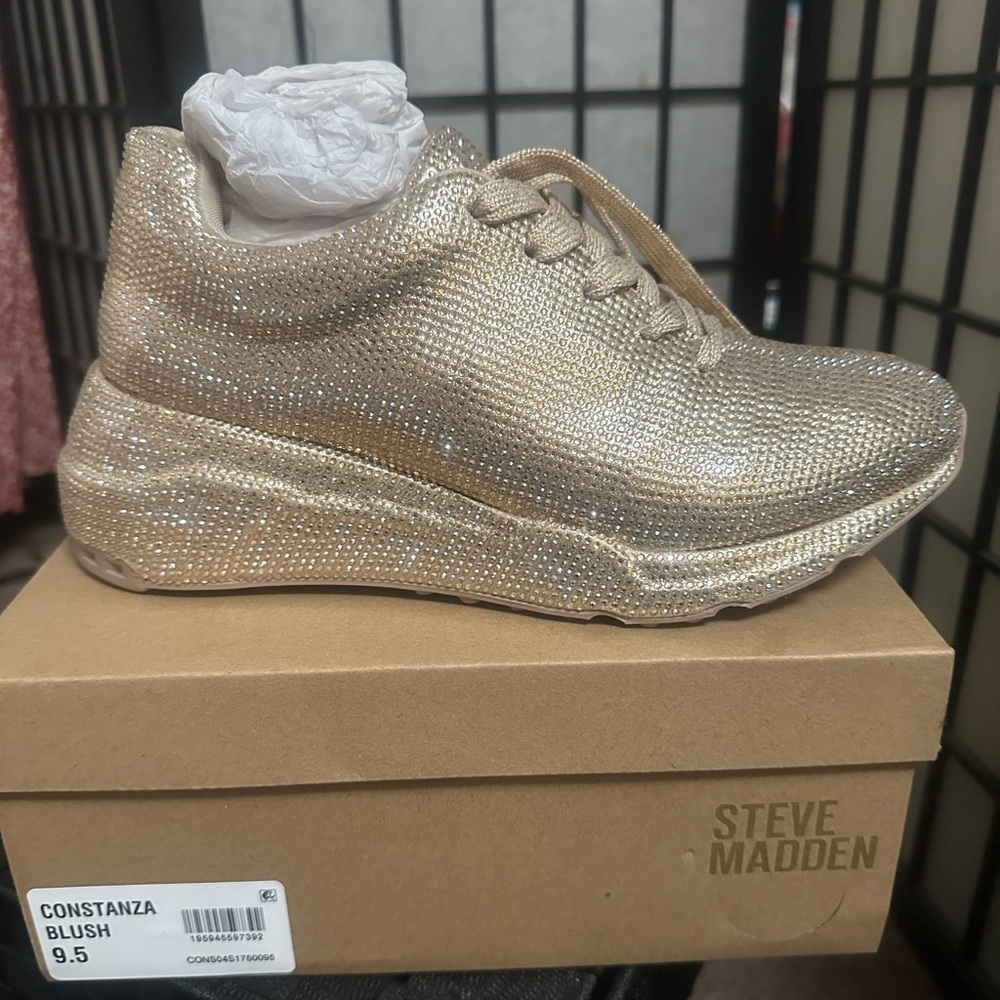 Steve Madden Constanza Sneakers
Size 9.5
Gold with small rhinestones
NIB